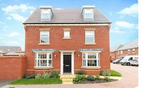 House-Sleeps 8-Parking-Garden